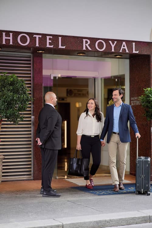 Hotel Royal, Interior entrance