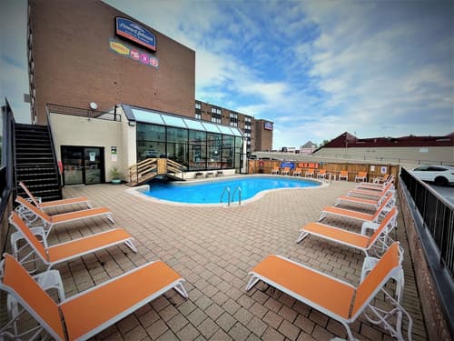 Howard Johnson Plaza by Wyndham by the Falls Niagara Falls, Pool
