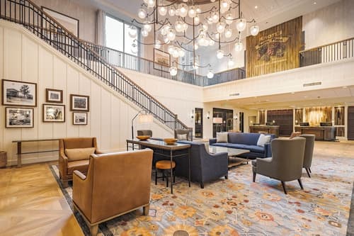 Knott's Hotel, Primary image