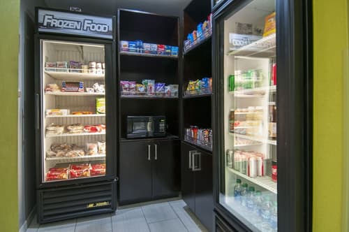 Holiday Inn Express & Suites Jackson Downtown - Coliseum by IHG, Vending machine