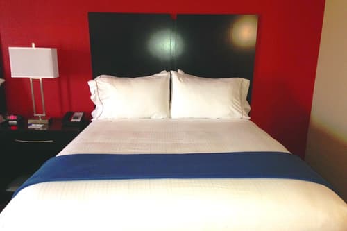 Holiday Inn Express & Suites Jackson Downtown - Coliseum by IHG, Room