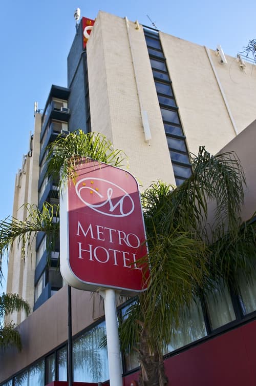 Metro Hotel Perth, Front of property