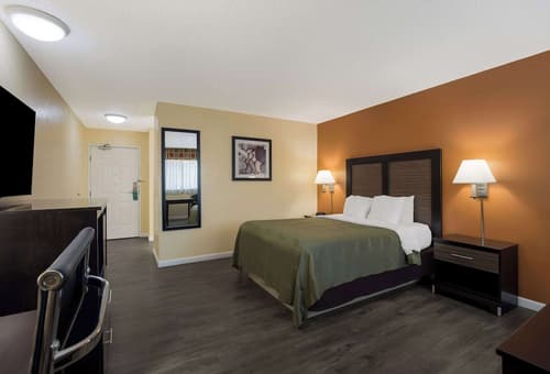 Quality Inn & Suites Medford Airport, Room