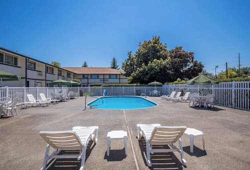 Quality Inn & Suites Medford Airport, Pool
