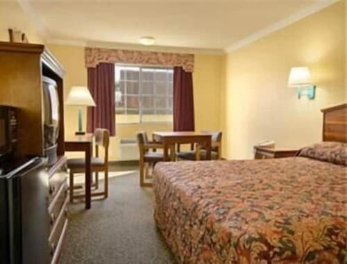 Super 8 by Wyndham Los Angeles Downtown
