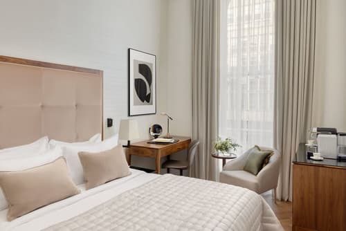 The Queen's Gate Hotel, Room