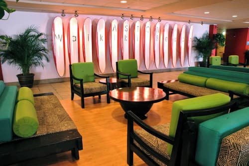 The Twin Fin Hotel, Lobby