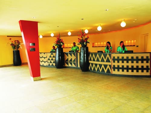 The Twin Fin Hotel, Lobby