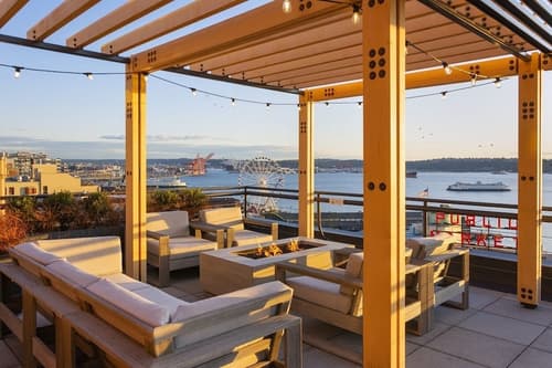 Inn at the Market, Sundeck