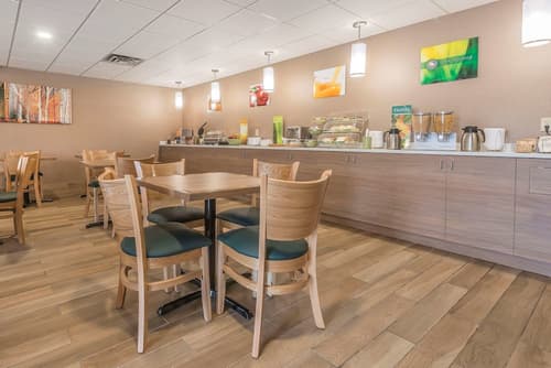 Quality Inn & Suites Downtown Windsor, Breakfast area