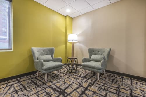Quality Inn & Suites Downtown Windsor, Lobby sitting area