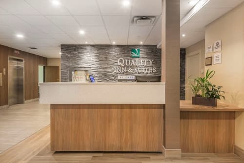 Quality Inn & Suites Downtown Windsor, Lobby