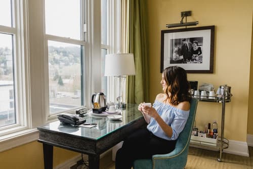 Hotel deLuxe, Reception