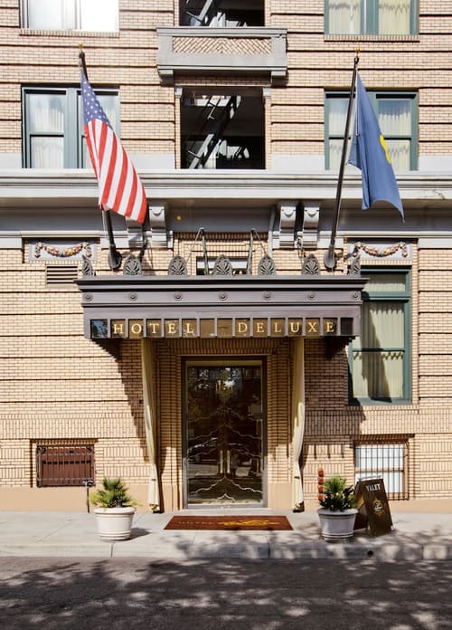 Hotel deLuxe, Property entrance