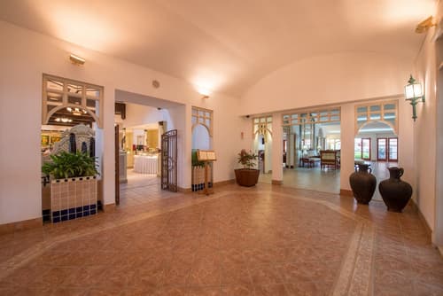 Hotel Globales Camino Real Managua, Interior entrance