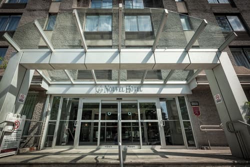 Le Nouvel Hotel, Front of property