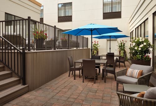 Courtyard by Marriott Downtown Ottawa, Exterior