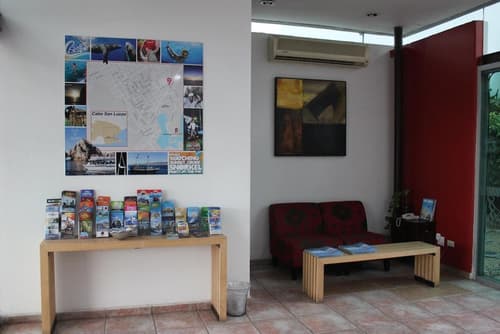 Seven Crown Express & Suites by Kavia, Lobby