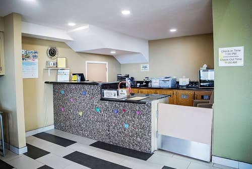 Super 8 by Wyndham Holbrook, Lobby