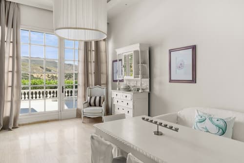 Paradise Art Hotel, Lobby sitting area