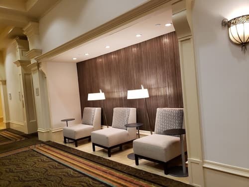 Hilton Naples, Lobby sitting area