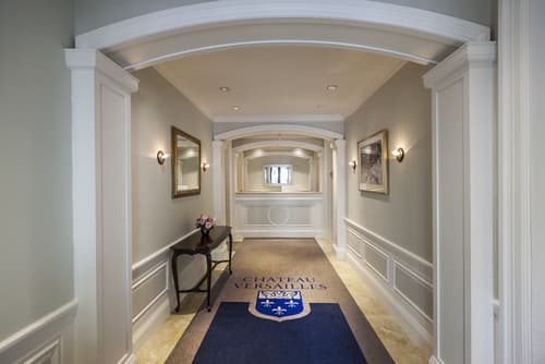 Chateau Versailles, Reception