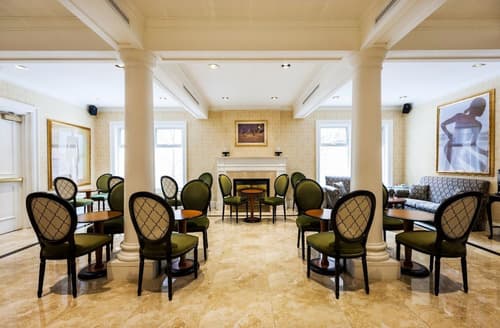 Chateau Versailles, Lobby