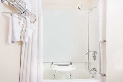 Super 8 by Wyndham Casper West by the River, Bathroom