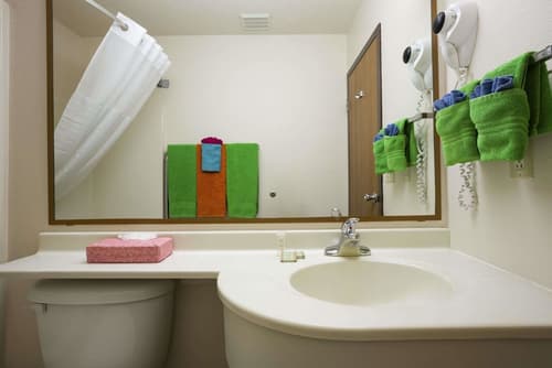 Super 8 by Wyndham Las Vegas, Bathroom