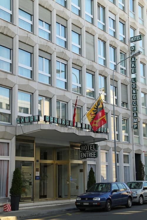 Drake Longchamp, Property entrance