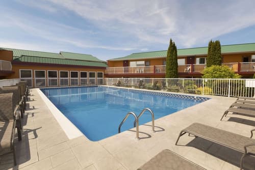 Days Inn & Conference Centre by Wyndham Penticton, Pool