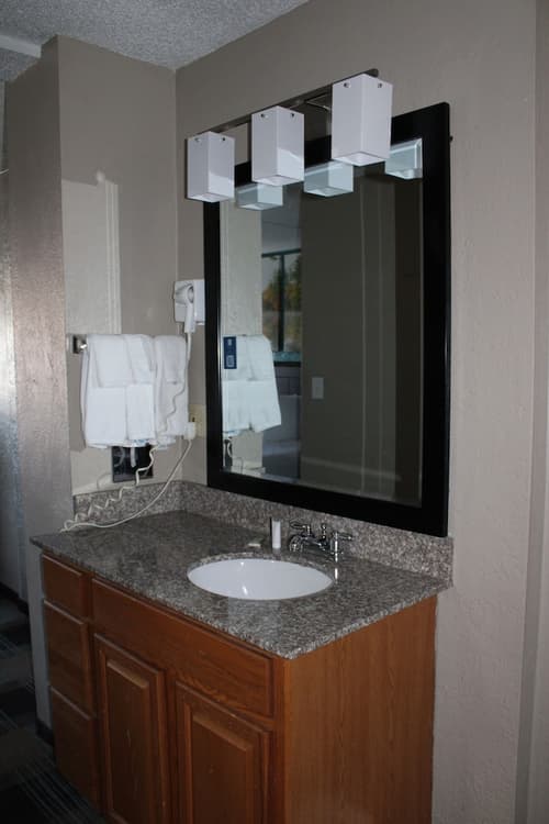 Days Inn & Suites by Wyndham Springfield on I-44, Room