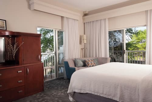 Courtyard Charleston Waterfront by Marriott, Room