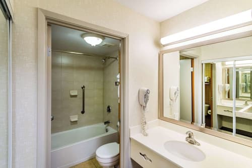 Econo Lodge Inn & Suites University