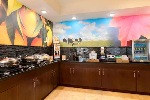 Fairfield Inn & Suites Midland, Breakfast meal
