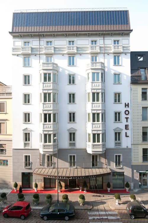 Marconi Hotel, Front of property