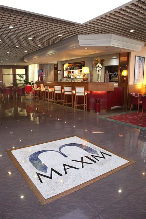 Hotel Maxim, Interior entrance