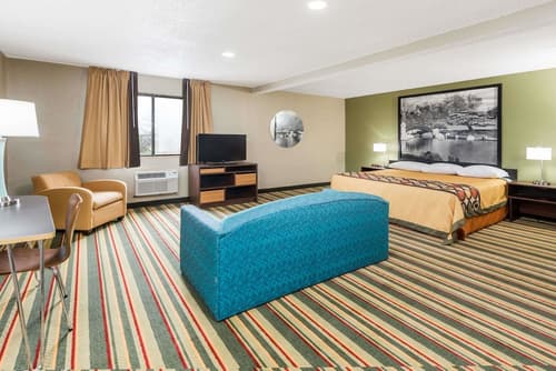 Super 8 by Wyndham Bloomington/Normal, Room