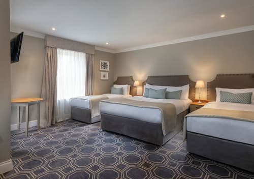 Castle Oaks House Hotel