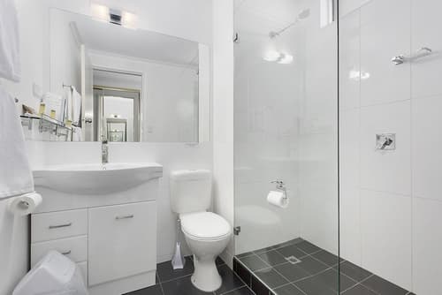 Beachfront Voyager Motor Inn, Bathroom