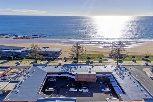 Beachfront Voyager Motor Inn, Beach