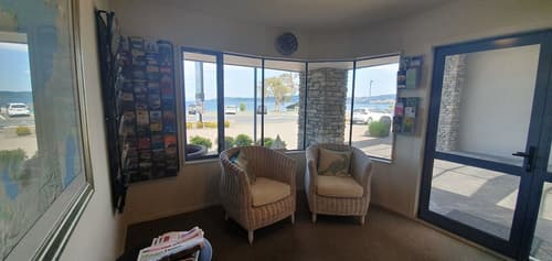 Sails On The Lake, Lobby sitting area