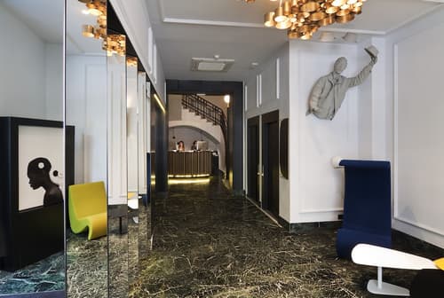 One Shot Reina Victoria, Lobby