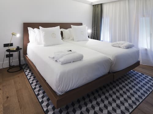 One Shot Reina Victoria, Room