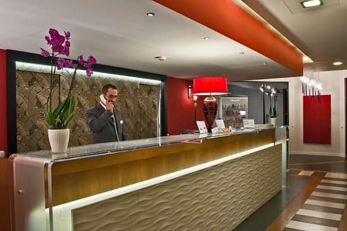Hotel Caravel, Reception