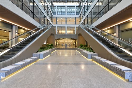 Twin Towers Hotel, Interior entrance