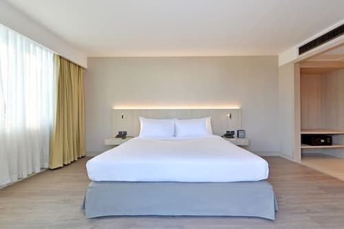 Twin Towers Hotel, Room