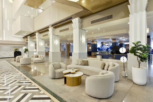 Twin Towers Hotel, Reception