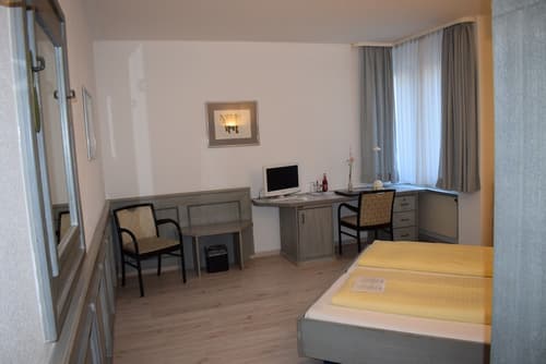 Hotel Avenue, Primary image