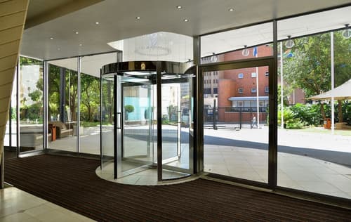 The Parktonian All Suite Hotel, Interior entrance